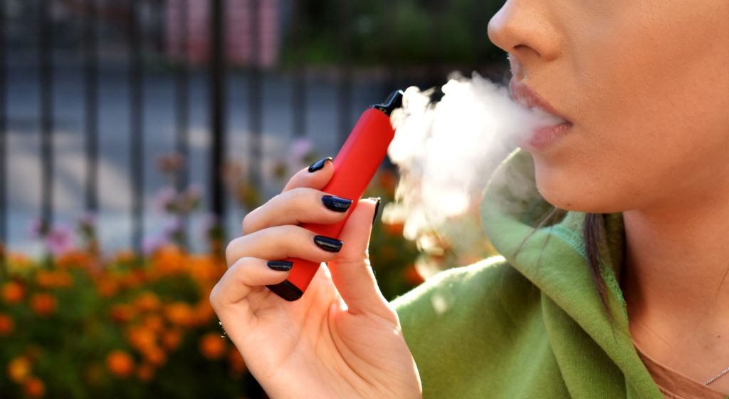 Cigarrillos electrónicos: ¿amigos o enemigos de tu sonrisa?
