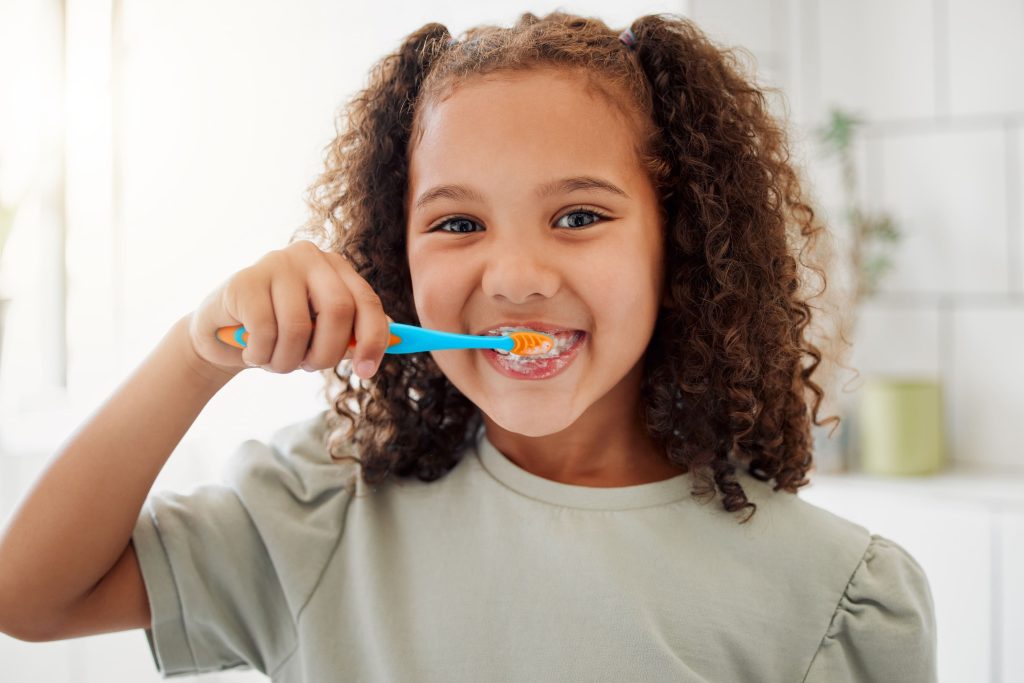 Hábitos saludables para prevenir caries en niños